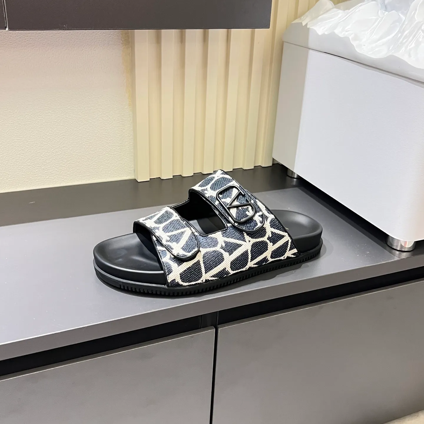 p300《VALENTINO》Warren Men🧍‍♂️Spring and Summer New Style. Cowhide logo flat slippers, elegant sandals, the same style worn by celebrities, original molding, imported calfskin. Rubber outsole. Soft and durable, full set of counter packaging, 38-44!